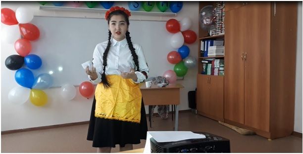 English teacher S.O. Zharlygasova held an extracurricular event “Surprise me!”. 